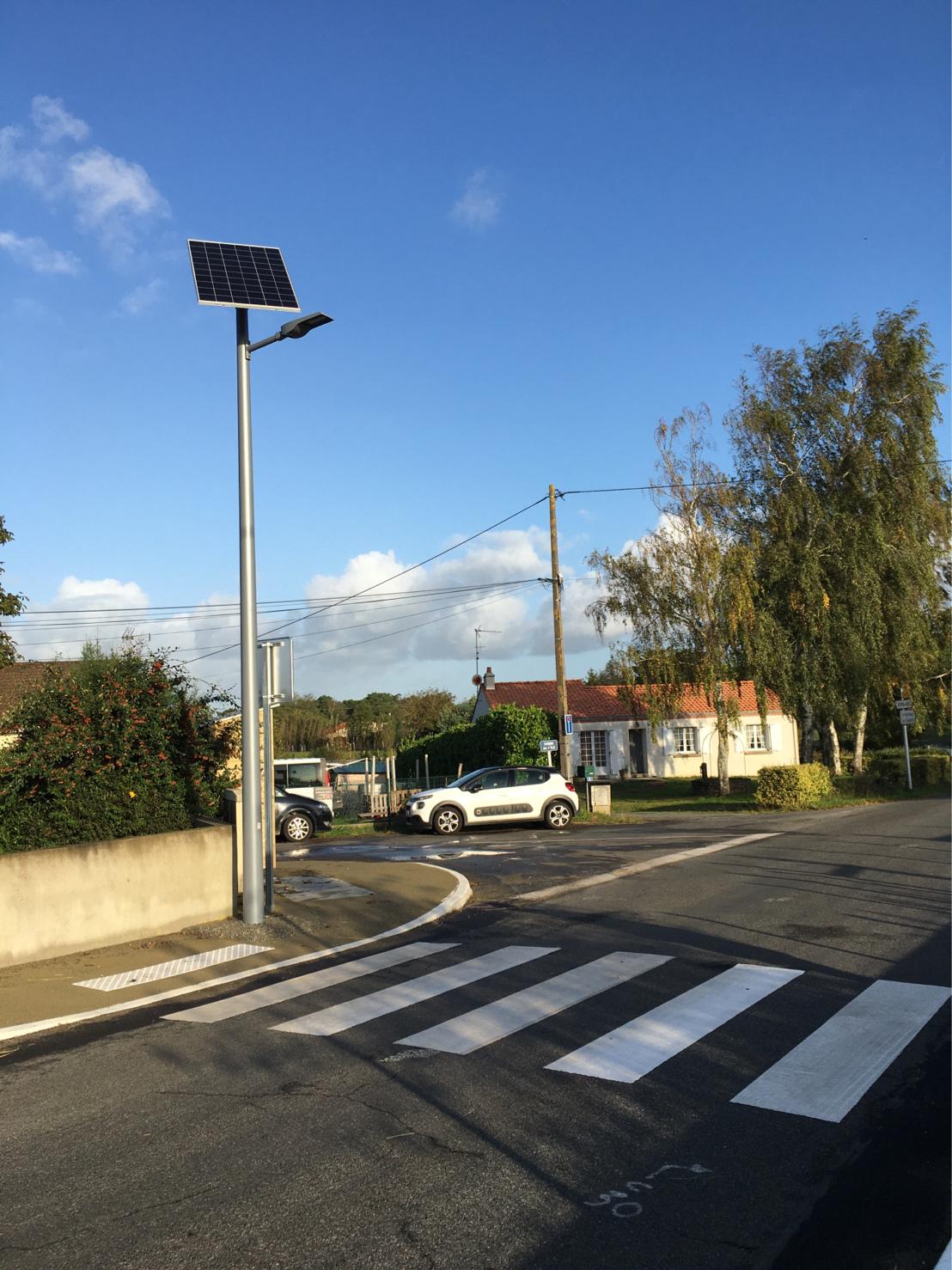 Éclairage solaire pour un parking et un chemin piéton à Cavignac